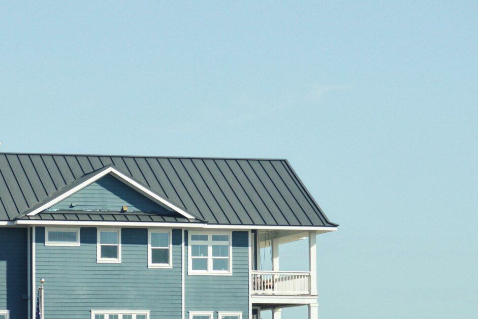blue-house-in-daylight