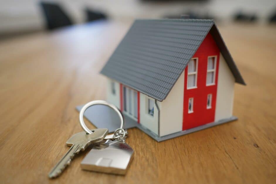 mini-house-with-keys